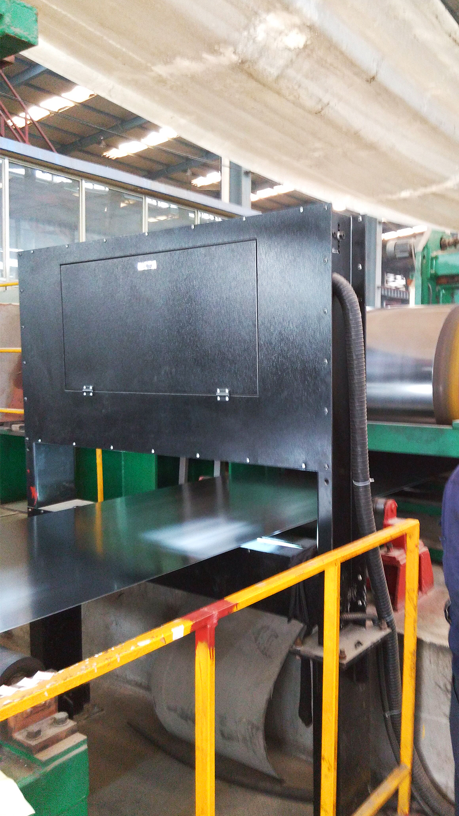 在線激光測厚系統是一種利用激光技術進行材料厚度測量的智能化系統